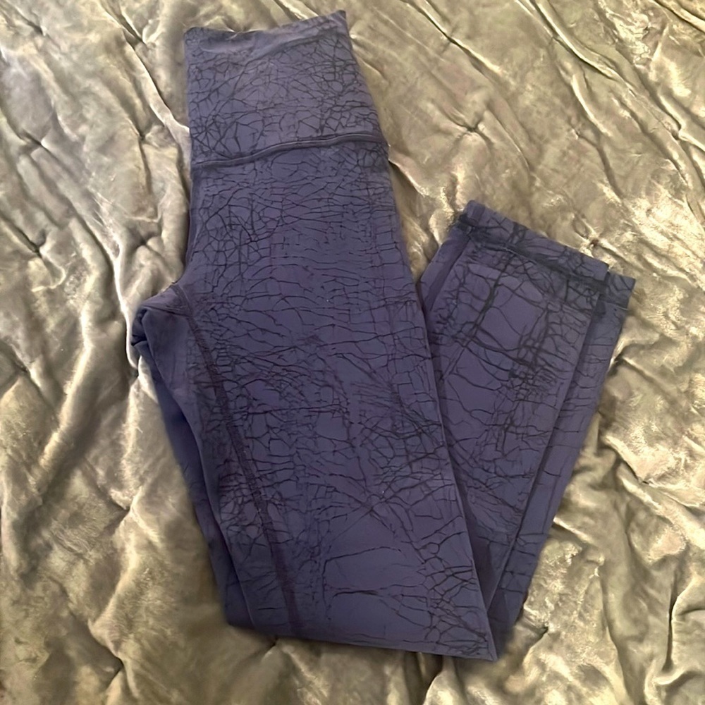 Lululemon Wunder Train 25” Blue Crackle Print Crop Leggings (Size 2)​​​​​​​​​​​